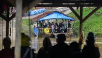 Tak Ada Jembatan, Masyarakat Seberangi Sungai Pakai Perahu Eretan