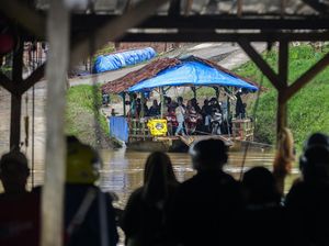Tak Ada Jembatan, Masyarakat Seberangi Sungai Pakai Perahu Eretan Tak Ada Jembatan, Masyarakat Seberangi Sungai Pakai Perahu Eretan