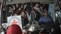 Tangis Bahagia 90 Tahanan Palestina Usai Dilepas Israel
