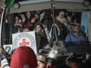 Tangis Bahagia 90 Tahanan Palestina Usai Dilepas Israel