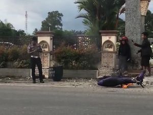 Menolak Ditilang, Pria dari Palembang Nekat Bakar Motor di Depan Polisi Menolak Ditilang, Pria dari Palembang Nekat Bakar Motor di Depan Polisi