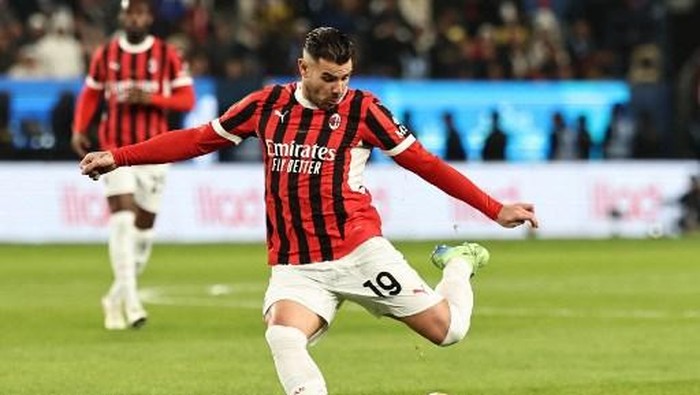 AC Milans French defender #19 Theo Hernandez crosses the ball during the Italian Super Cup final football match between Inter Milan and AC Milan at the Al-Awwal Park in Riyadh on January 6, 2025. (Photo by FADEL SENNA / AFP)