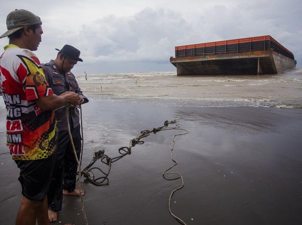 Penampakan Tongkang Batu Bara Terdampar di Pantai Tiris Indramayu