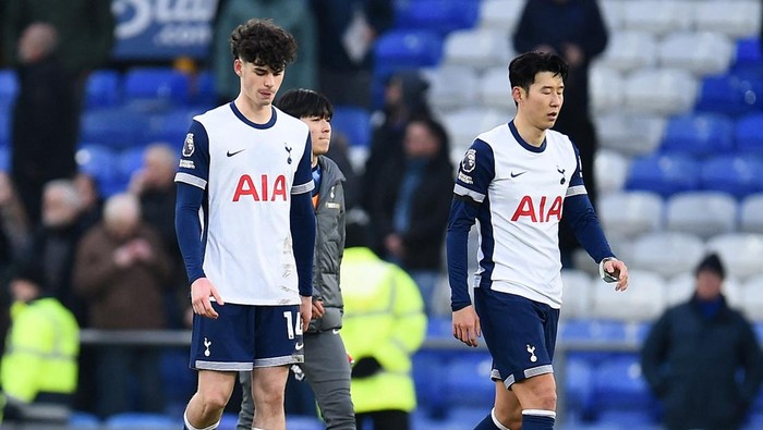 Soccer Football - Premier League - Everton v Tottenham Hotspur - Goodison Park, Liverpool, Britain - January 19, 2025 Tottenham Hotspurs Archie Gray and Son Heung-min look dejected after the match REUTERS/Peter Powell EDITORIAL USE ONLY. NO USE WITH UNAUTHORIZED AUDIO, VIDEO, DATA, FIXTURE LISTS, CLUB/LEAGUE LOGOS OR LIVE SERVICES. ONLINE IN-MATCH USE LIMITED TO 120 IMAGES, NO VIDEO EMULATION. NO USE IN BETTING, GAMES OR SINGLE CLUB/LEAGUE/PLAYER PUBLICATIONS. PLEASE CONTACT YOUR ACCOUNT REPRESENTATIVE FOR FURTHER DETAILS..