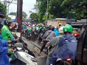Truk Mogok di Putaran Pasar Induk Kramat Jati Jaktim, Lalin Macet