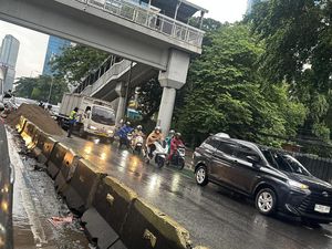 Truk Pasir Kecelakaan di Dekat Halte Tj Pancoran, Lalin Arah Cawang Macet