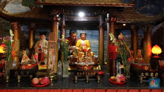 warga-tionghoa-membersihkan-patung-buddha-tidur-saat-ritual-pencucian-di-vihara-buddha-dharma-dan-8-posat-desa-tonjong-tajurha-1_169 "Tahun Baru Imlek" hanya ada di Indonesia, pada awalnya karena fobia cina