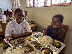 Pelajar dan Ibu Hamil di Intan Jaya Terima Program Makan Bergizi Gratis