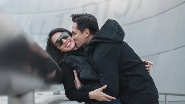 Mesra Terus! Selamat Ultah Pernikahan Ussy Sulistiawaty dan Andhika Pratama