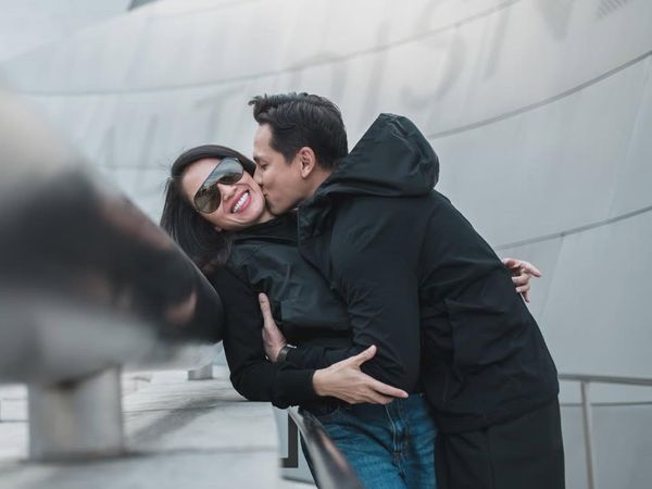 Mesra Terus! Selamat Ultah Pernikahan Ussy Sulistiawaty dan Andhika Pratama