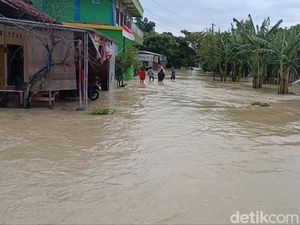 Tlogoweru Demak Banjir, Kadus: Akibat Tanggul Sungai Cabean Jebol Tlogoweru Demak Banjir, Kadus: Akibat Tanggul Sungai Cabean Jebol