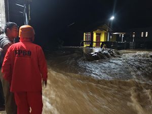 Banjir dan Longsor di Banjarnegara, 1 Mobil Sempat Terjebak Banjir dan Longsor di Banjarnegara, 1 Mobil Sempat Terjebak