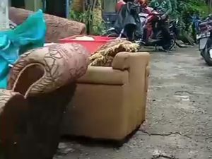 Cerita Korban Banjir Semarang Kehilangan Perabotan: Kulkasku Njempalik Cerita Korban Banjir Semarang Kehilangan Perabotan: Kulkasku Njempalik