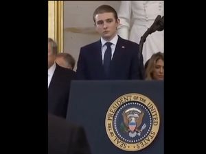Posisi Barron Trump di Pelantikan Ayahnya Bikin Netizen Salfok
