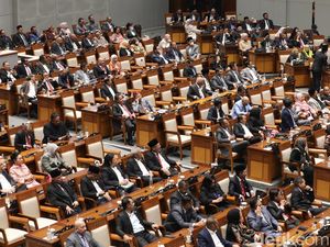 Komisi II DPR Serahkan 10 Poin Evaluasi DKPP, Minta Tuntaskan Ratusan Aduan Komisi II DPR Serahkan 10 Poin Evaluasi DKPP, Minta Tuntaskan Ratusan Aduan