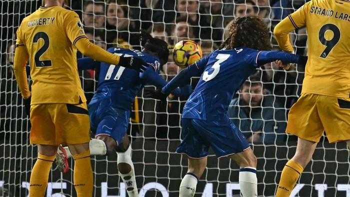Chelseas English midfielder #11 Noni Madueke heads in their third goal from close range during the English Premier League football match between Chelsea and Wolverhampton Wanderers at Stamford Bridge in London on January 20, 2025. (Photo by Ben STANSALL / AFP) / RESTRICTED TO EDITORIAL USE. No use with unauthorized audio, video, data, fixture lists, club/league logos or live services. Online in-match use limited to 120 images. An additional 40 images may be used in extra time. No video emulation. Social media in-match use limited to 120 images. An additional 40 images may be used in extra time. No use in betting publications, games or single club/league/player publications. /