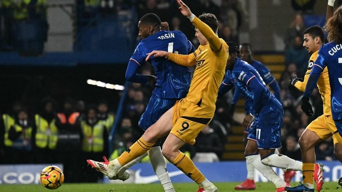 Chelseas English defender #04 Tosin Adarabioyo (L) shoots to score the opening goal during the English Premier League football match between Chelsea and Wolverhampton Wanderers at Stamford Bridge in London on January 20, 2025. (Photo by Ben STANSALL / AFP) / RESTRICTED TO EDITORIAL USE. No use with unauthorized audio, video, data, fixture lists, club/league logos or live services. Online in-match use limited to 120 images. An additional 40 images may be used in extra time. No video emulation. Social media in-match use limited to 120 images. An additional 40 images may be used in extra time. No use in betting publications, games or single club/league/player publications. /