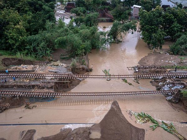 Foto Udara Jalur Kereta Api Amblas Terdampak Banjir Grobogan