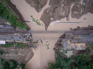 Penampakan Rel KA yang Belum Bisa Dilalui karena Tergerus Banjir Grobongan Penampakan Rel KA yang Belum Bisa Dilalui karena Tergerus Banjir Grobongan