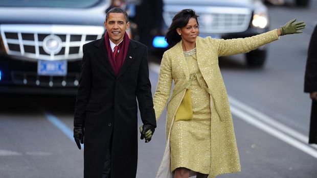 US President Barack Obama and his wife Michelle wave to supporters as they walk along Pennsylvania Ave during the parade following his inauguration as the 44th US president of the United States in Washington, DC on January 20, 2009.       AFP PHOTO/ ROBYN BECK (Photo by ROBYN BECK / AFP)