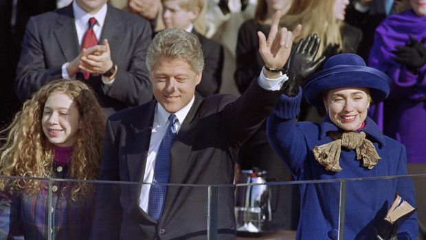 US President Bill Clinton (C), alongside First Lady Hillary Clinton (R) and his daughter Chelsea Clinton (L), waves after being sworn in 20 January 1993 as the 42nd President of the U.S. in Washington, DC. (Photo by Timothy A. CLARY / AFP)