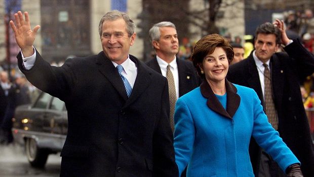 US President George W. Bush (L) and his wife Laura (R) walk down Pennsylvania Avenue towards the White House after Bush was sworn in as the United States' 43rd president 20 January, 2001, in Washington.   AFP Photo/Stephen JAFFE (Photo by STEPHEN JAFFE / AFP)