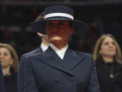 Desainer Ungkap Makna Topi Melania Trump yang Curi Perhatian Saat Inaugurasi