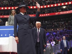 Melania Trump Berpose Bak Model Saat Inaugurasi, Ini Kata Pakar Bahasa Tubuh