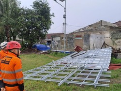 Atap Toko Terbang Diterjang Angin Kencang di Bogor, 1 Orang Luka Tertimpa