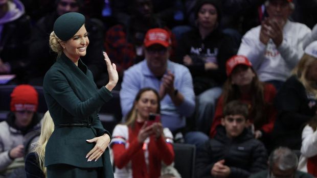  Ivanka Trump waves during an indoor inauguration parade at the Capital One Arena on January 20, 2025 in Washington, DC. Donald Trump takes office for his second term as the 47th president of the United States.   Justin Sullivan/Getty Images/AFP (Photo by JUSTIN SULLIVAN / GETTY IMAGES NORTH AMERICA / Getty Images via AFP)