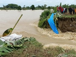 Kondisi Jalan Semarang-Purwodadi yang Putus Imbas Derasnya Banjir