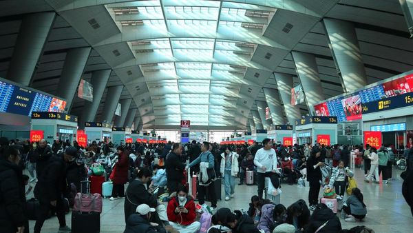 Jelang Imlek, Stasiun Kereta Beijing Selatan Penuh Pemudik