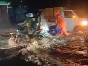 Jalan Raya Tambakrejo Kraton Pasuruan Lumpuh Akibat Banjir