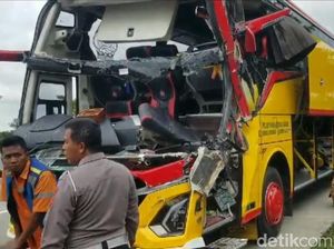 Bus Peziarah Asal Cilacap Kecelakaan di Tol Ngawi, Belasan Penumpang Luka Bus Peziarah Asal Cilacap Kecelakaan di Tol Ngawi, Belasan Penumpang Luka