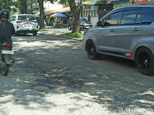 Pengendara Keluhkan Jalan Katamso Medan Berlubang: Membahayakan Pengendara Keluhkan Jalan Katamso Medan Berlubang: Membahayakan