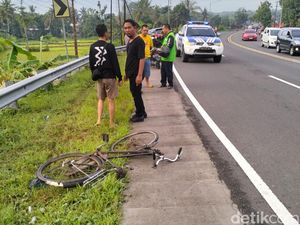 Innova Tabrak Pesepeda di Tugu Pensil Kulon Progo Innova Tabrak Pesepeda di Tugu Pensil Kulon Progo