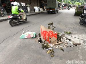 Waspada! Ada Lubang Menganga di Jalan Sukalila Selatan