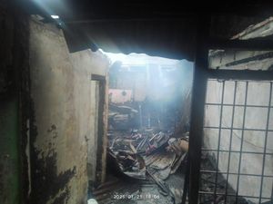 Kebakaran Hanguskan 2 Rumah di Medan Kebakaran Hanguskan 2 Rumah di Medan