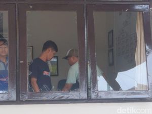 Massa Pesilat Rusak Polsek Watulimo Trenggalek, Minta Teman Dibebaskan
