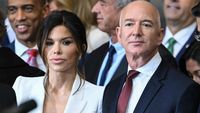 Gaya Seksi Tunangan Jeff Bezos yang Dikritik di Inaugurasi Trump: Salah Tempat