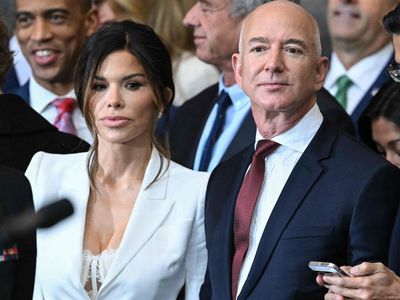 Gaya Seksi Tunangan Jeff Bezos yang Dikritik di Inaugurasi Trump: Salah Tempat