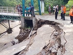 Jalan Tembus Undip-Unnes Longsor, Pengendara Diimbau Lewat Jalan Lain Jalan Tembus Undip-Unnes Longsor, Pengendara Diimbau Lewat Jalan Lain