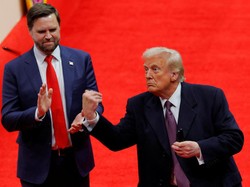 Video: Saat Trump Berucap F**k dan Wapresnya Acungkan Jari Tengah