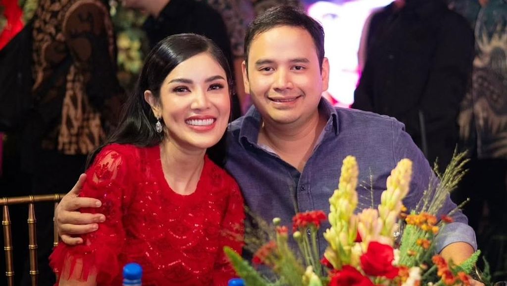 Tawa Nindy Ayunda Dipelukan Dito Mahendra Tawa Nindy Ayunda Dipelukan Dito Mahendra