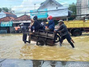Banjir di Bangkalan Bawa Berkah Bagi Ojek Gerobak Motor Banjir di Bangkalan Bawa Berkah Bagi Ojek Gerobak Motor