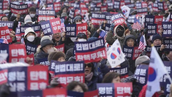 Pendukung Presiden Korsel Yoon Suk Yeol Unjuk Rasa Saat Sidang Pemakzulan