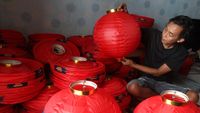 Sibuknya Perajin Lampion Geber Produksi Jelang Imlek