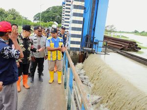 Pintu Bendung Wilalung Kudus Arah Pati Dibuka, 90 Desa Waspadai Banjir Pintu Bendung Wilalung Kudus Arah Pati Dibuka, 90 Desa Waspadai Banjir