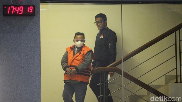 Potret Bupati Situbondo Ditahan KPK Terkait Korupsi Dana PEN
