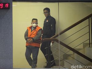 Potret Bupati Situbondo Ditahan KPK Terkait Korupsi Dana PEN Potret Bupati Situbondo Ditahan KPK Terkait Korupsi Dana PEN